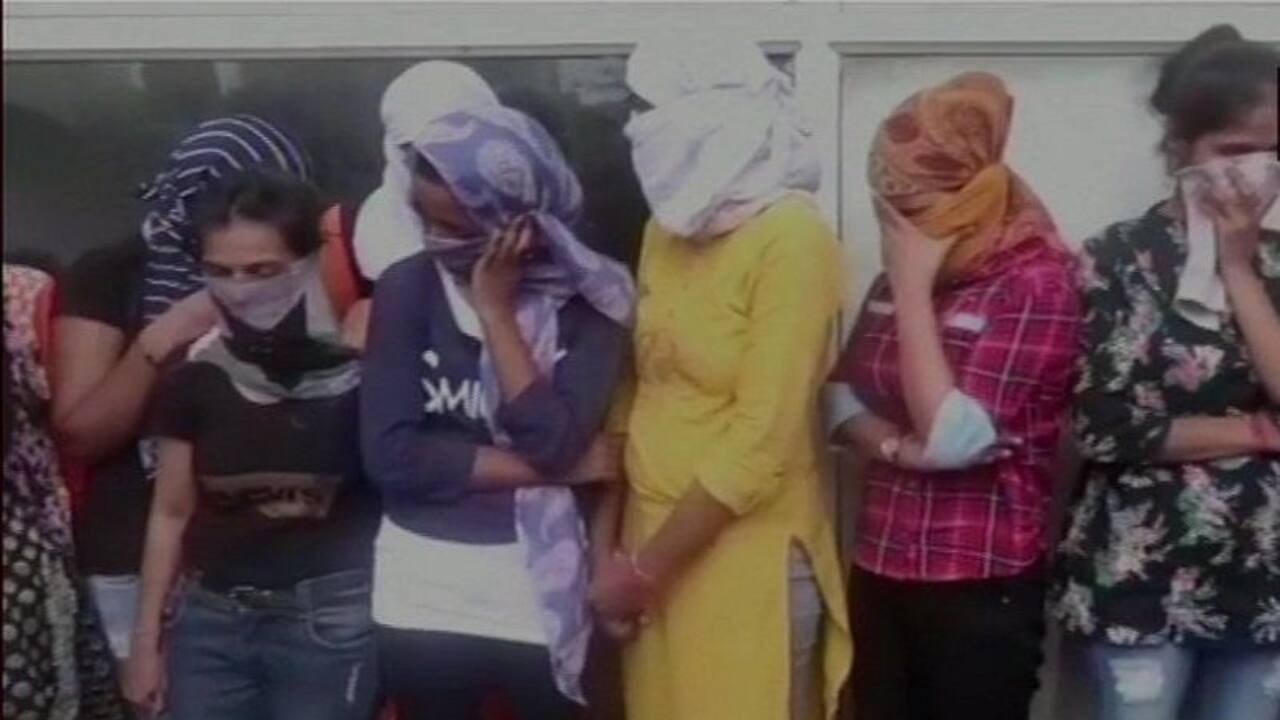 नोएडा में लोन के नाम पर ठगी करने वाले गिरोह का भंडाफोड़, 33 लड़के लड़कियां गिरफ्तार