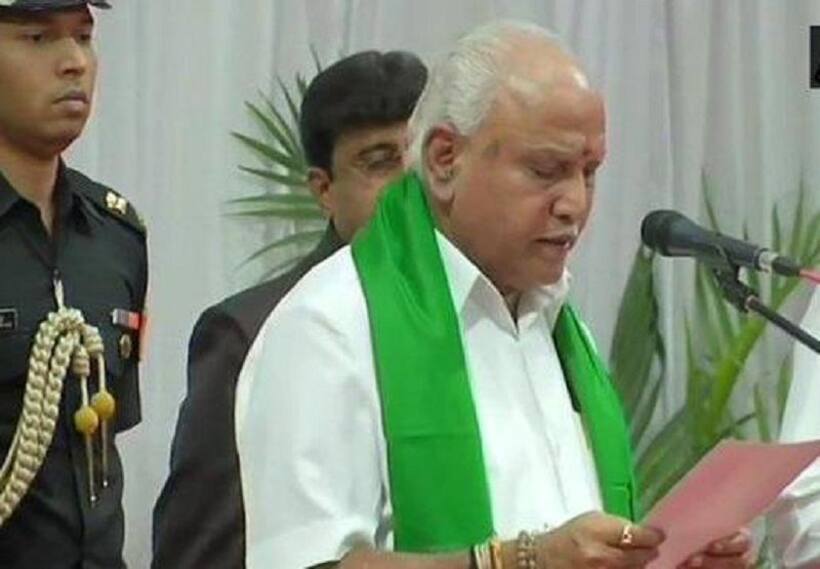 दक्षिण भारत के द्वार कर्नाटक में येदियुरप्पा ने चौथी बार ली मुख्यमंत्री पद की शपथ, बहुमत साबित करने के बाद मंत्री लेंगे शपथ