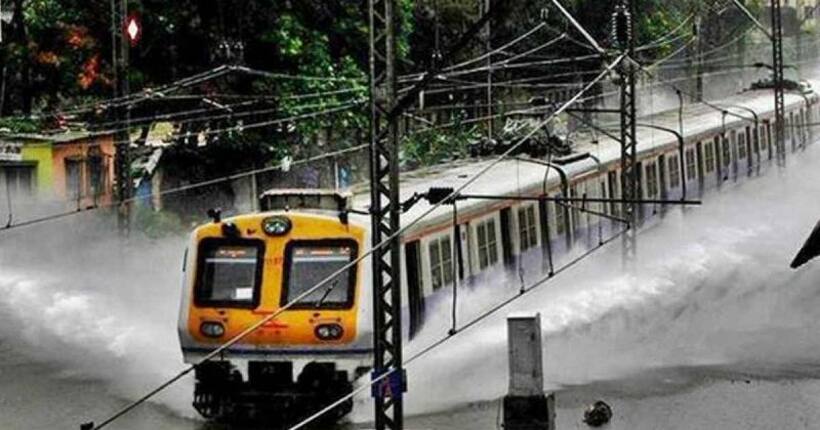 मुंबई में आसमान से बरस रही है आफत, ट्रेन में फंसे 2000 यात्री तो दर्जनों प्लेन हैं रद्द