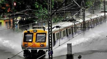 due to heavy rain passenger stuck in train, Plane cancelled in mumbai