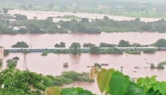 প্রবল বৃষ্টিতে মুম্বইয়ে আটকে ট্রেন, নাকাল  প্রায় ৭০০ যাত্রী, চলছে উদ্ধারকাজ