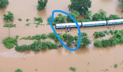 सैलाब में फंसी थी महालक्ष्मी एक्सप्रेस, टॉयलेट में भरने लगा पानी, PHOTOS में देखें कैसे बची 900 लोगों की जान