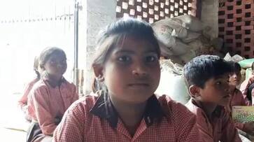 Government school building has become shabby in barabanki uttar pradesh, children are studying in a personal shelter