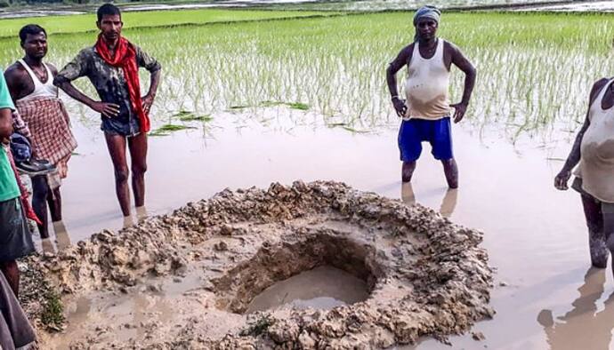 ধানক্ষেতে সন্দেহজনক বস্তু ঘিরে উত্তেজনা, আশঙ্কা করা হচ্ছে উল্কাপিণ্ড