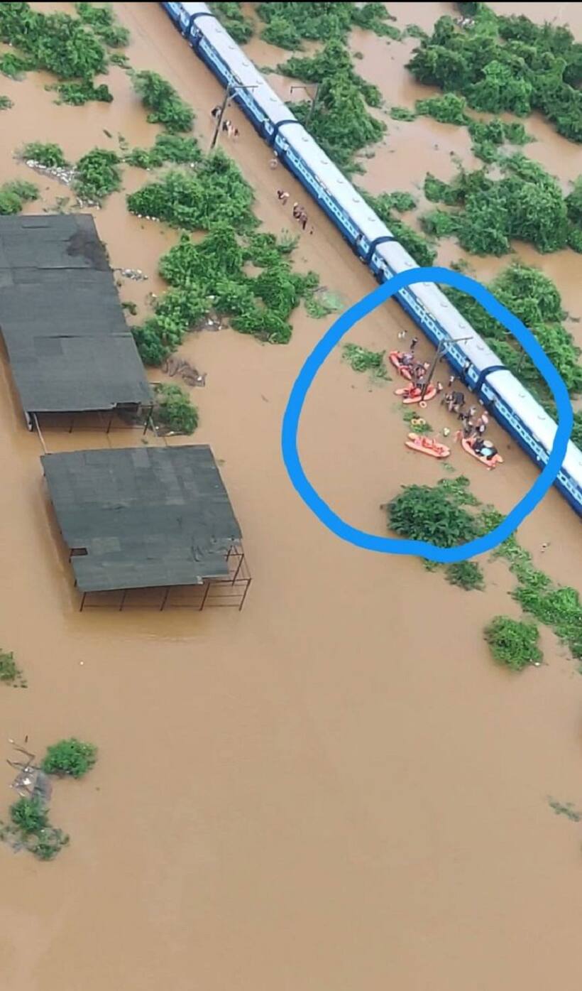 मुंबई के पास बदलापुर में नौ सेना और एनडीआरएएफ ने पानी में फंसी ट्रेन से बचाए 900 लोग, 11 घंटे से फंसे थे पानी के बीच