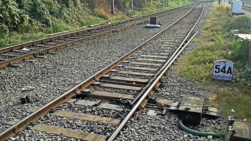 मोबाइल बना जान का दुश्मन, ट्रेन से कटे दो दोस्त
