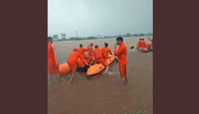 অবশেষে বন্যায় আটকে থাকা মহালক্ষ্মী এক্সপ্রেসের হাজারেরও বেশি যাত্রীকে উদ্ধার করা গেল