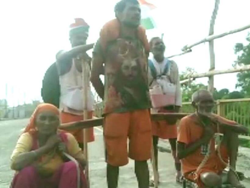ये हैं कलयुग के श्रवण कुमार, कांवड़ में माता पिता को बैठाकर कराई हरिद्वार की यात्रा