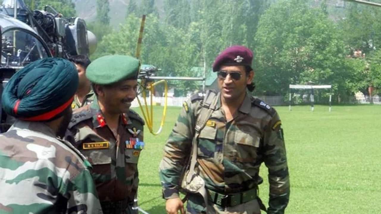 कश्मीर के 'आतंकग्रस्त' इलाके में 15 दिनों तक ड्यूटी निभाएंगे धोनी