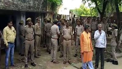 कुलदीप सिंह सेंगर के गांव में पुरुष छोड़ने लगे हैं घर