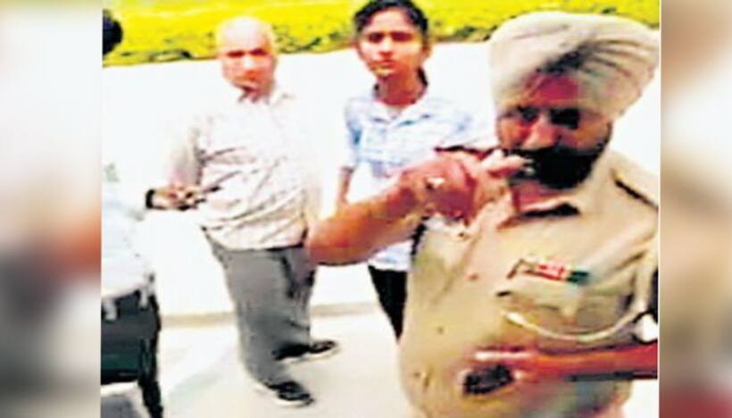 महिला पुलिस कर्मी ने बस कंडक्टर को दिखाई वर्दी की धौंस कहा  अब देखना मेरी पॉवर