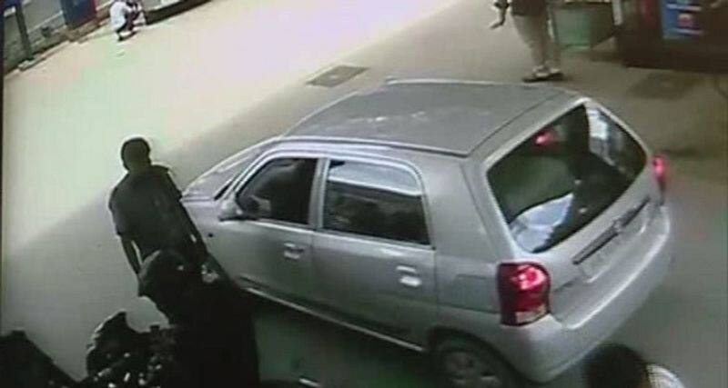 Shivamogga Rs 18 Lakh Cash Stolen From Car While Filling Petrol Caught In CCTV