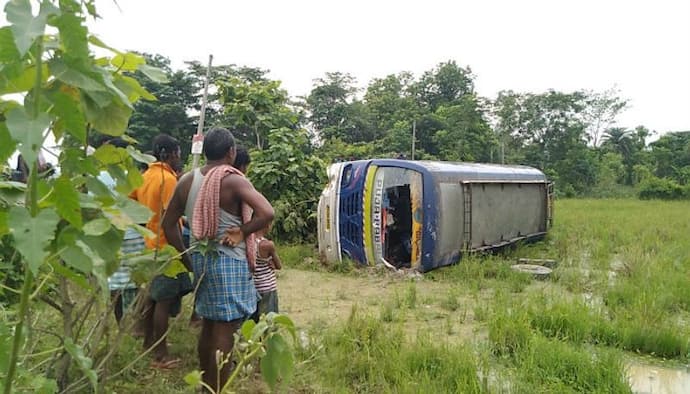 স্টিয়ারিংয়েই সংজ্ঞা হারালেন চালক, যাত্রী সমেত বাস উল্টে গেল ধানক্ষেতে