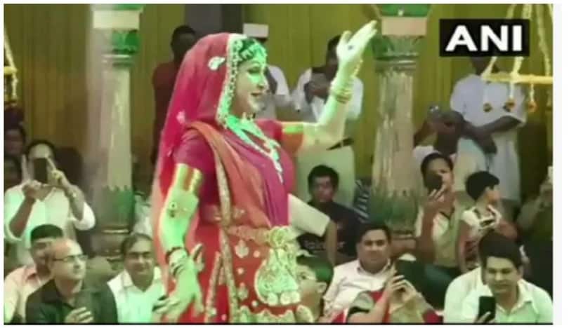 हेमा मालिनी ने झूलनोत्सव के मौके पर किया डांस, पब्लिक बोली आपको इसलिए नहीं चुना...