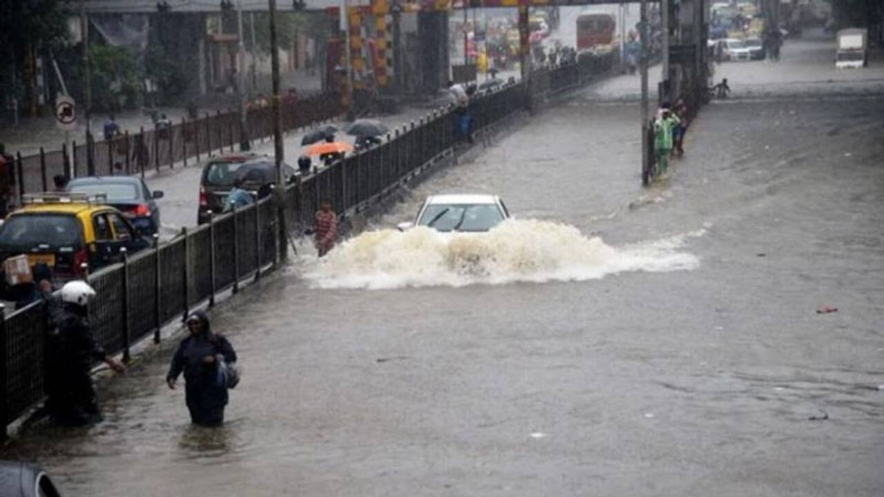 पानी-पानी हुई मुंबई,  घरों से बाहर न निकलने की सलाह