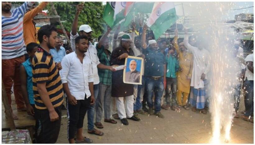 370 हटते ही वाराणसी में लोगों ने मनाया जश्न, मुस्लिम लड़कियों ने कहा  अब कश्मीर में फहराएंगे तिरंगा