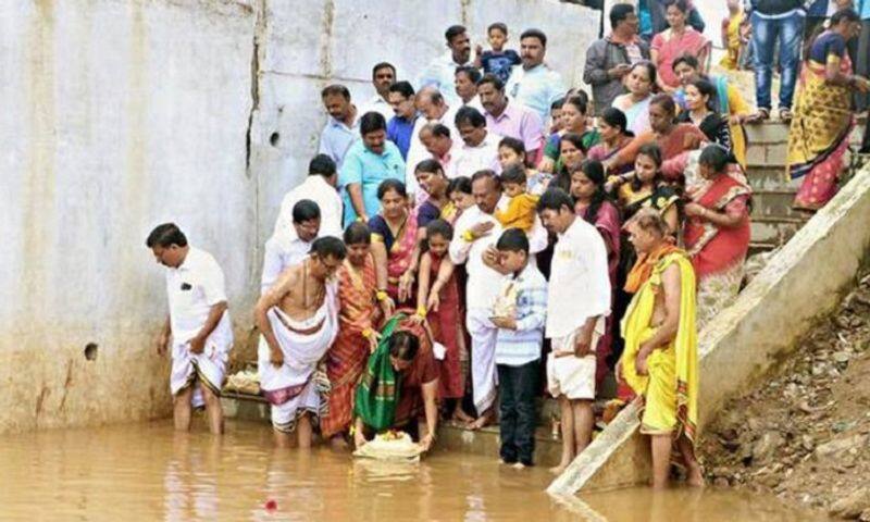 MLA K S Eshwarappa offers Bagina To Tunga River In Shiamogga