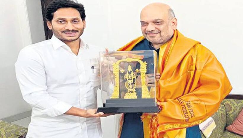 జగన్ కు కేంద్రం పిలుపు, హస్తినకు బయలుదేరిన ఏపీ సీఎం: అమిత్ షాతో భేటీ