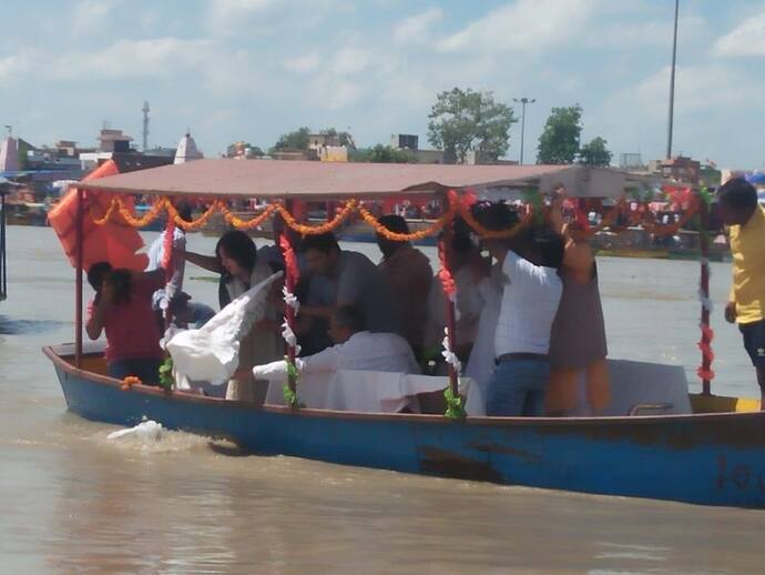 अस्थि विसर्जन के दौरान बार-बार मां को याद कर रोई बेटी बांसुरी स्वराज