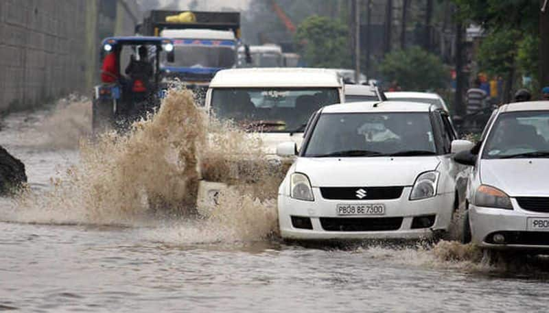 How drive vehicles in heavy rain