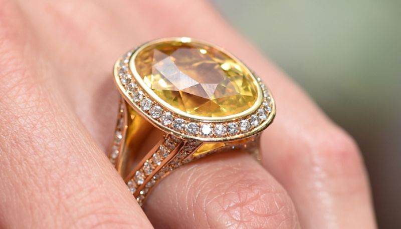 wearing yellow sapphire benefits 