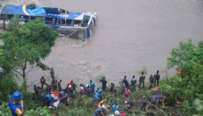 নেপালে নিয়ন্ত্রণ হারিয়ে নদীর জলে পড়ল বাস, মৃত অন্তত ৩, আহত অনেকে