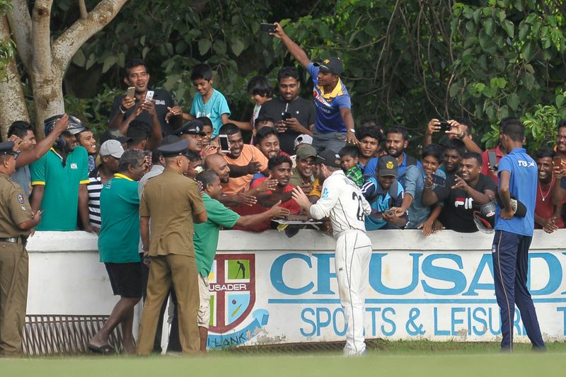 Kane Williamson celebrate his birthday with srilanka fans