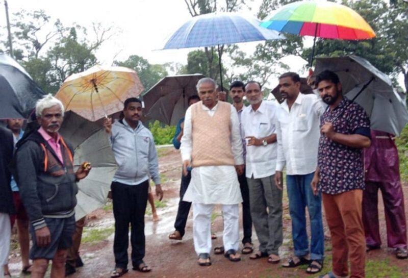 Kagodu Thimmappa Visits Flooded areas in Shivamogga