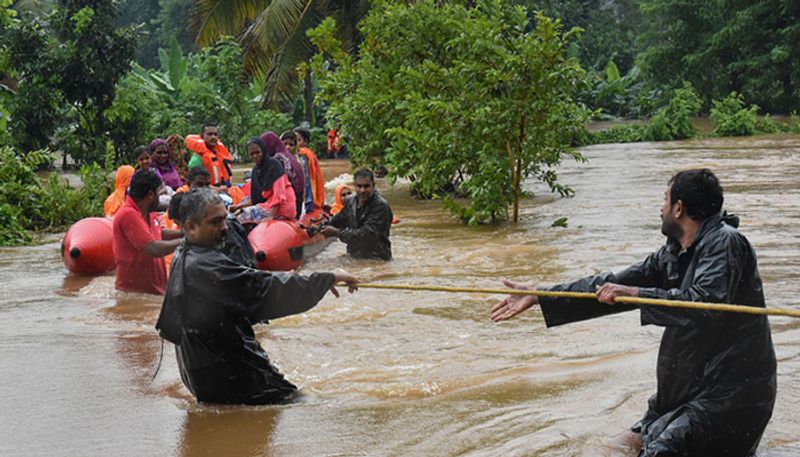 Chitradurga people collects relief Materials for Flood Victims