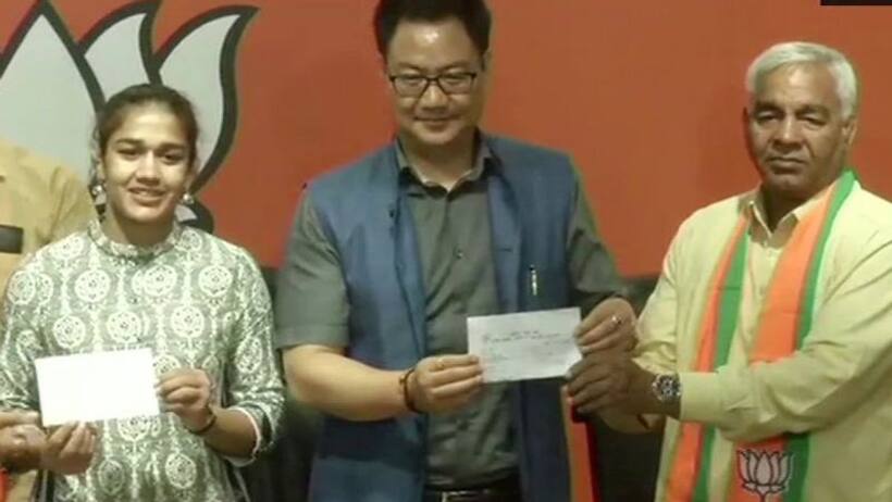 हरियाणा के चुनावी दंगल से पहले भाजपा ने विपक्षियों को किया चित, फोगाट परिवार हुआ शामिल