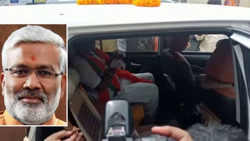 महिला के आग्रह पर गाड़ी से उतर रहे थे यूपी बीजेपी अध्यक्ष, उंगुली फंसी और कटकर दूर जा गिरी चीख पड़े वो