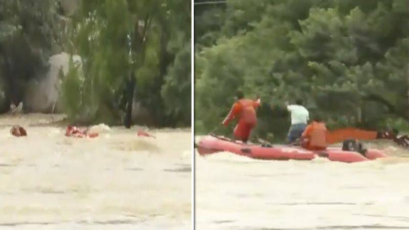 Rescuers caught in floods.. Tabbed Video