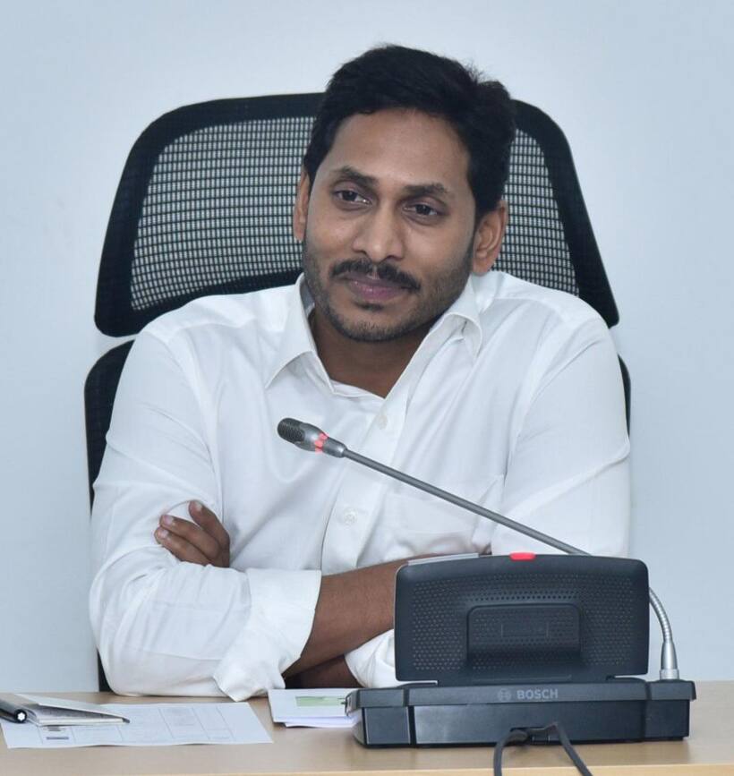 జగన్ ఖాతాలో మరో విజయం: రివర్స్ టెండరింగ్ లో రూ.686 కోట్లు ఆదా