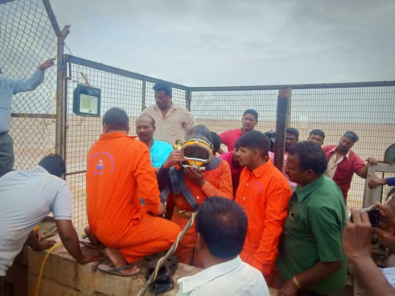 Tungabhadra River Left Canal Gate under repair