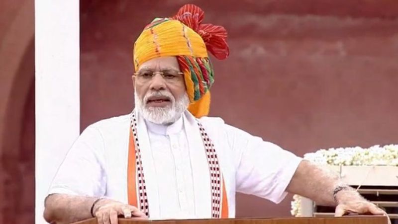 देश में अब तीनों सेनाओं का एक प्रमुख होगा (आज मैं एक महत्वपूर्ण घोषणा करता हूं। चीफ ऑफ डिफेंस (सीडीएस) की घोषणा करता हूं। इससे तीनों सेवाओं को एक महत्वपूर्ण पद मिलेगा। सैन्य शक्तियों में सामंजस्य की जरूरत है। तीनों सेनाओं का एक प्रमुख होगा।) लाल किले की प्राचीर से पीएम मोदी देश में अब तीनों सेनाओं का एक प्रमुख होगा (आज मैं एक महत्वपूर्ण घोषणा करता हूं। चीफ ऑफ डिफेंस (सीडीएस) की घोषणा करता हूं। इससे तीनों सेवाओं को एक महत्वपूर्ण पद मिलेगा। सैन्य शक्तियों में सामंजस्य की जरूरत है। तीनों सेनाओं का एक प्रमुख होगा।) लाल किले की प्राचीर से पीएम मोदी