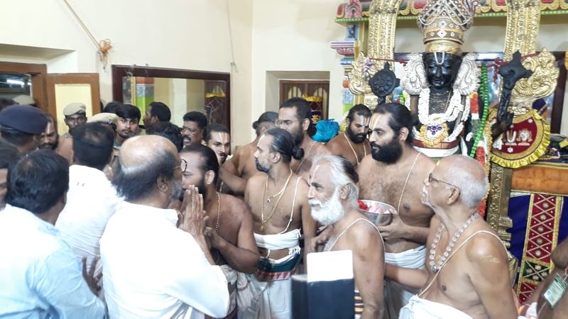 rithvika and janani aiyar visit the kanchipuram athivarathar temple