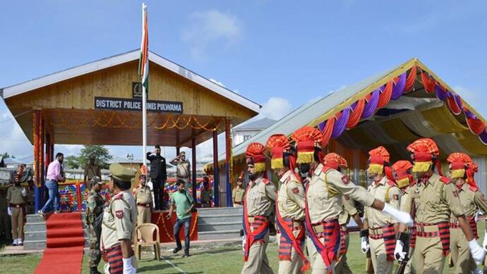 कश्मीर में इस खास जगह पर लहराया तिरंगा, इस दर्दनाक घटना से है ताल्लुक