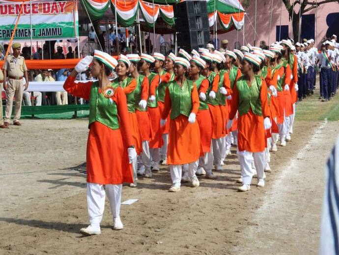 जम्मू में छात्र-छात्राओं ने मार्चपास्ट कर तिरंगे को सलामी दी।