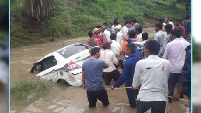 झंडा फहराकर लौट रही थीं दो टीचर, कार सहित बहा ले गई बाढ़