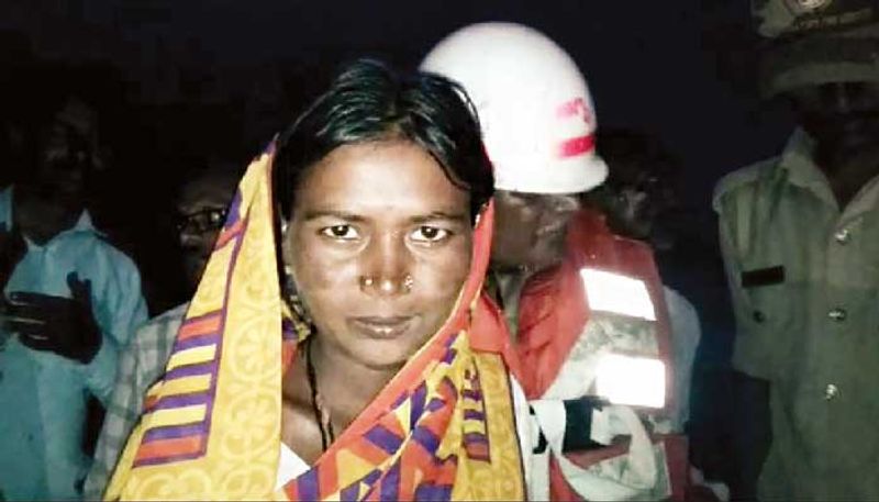 Pregnant Woman walk 3 kilometers in Flooded Area To Reach Safe Place