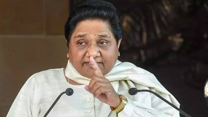 सपा को बड़ा झटका देने की तैयारी में माया, उपचुनाव में लगाएगी विश्वासपात्रों पर दांव