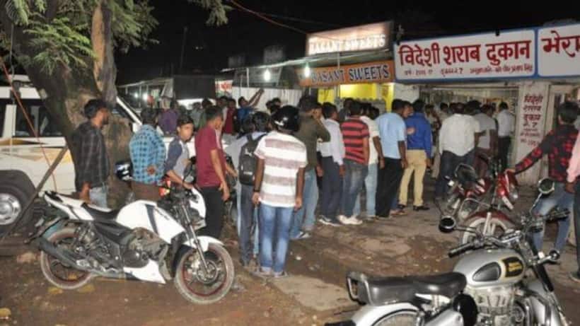 असम में शराब की दुकानों के बाहर लगी लंबी लाइन