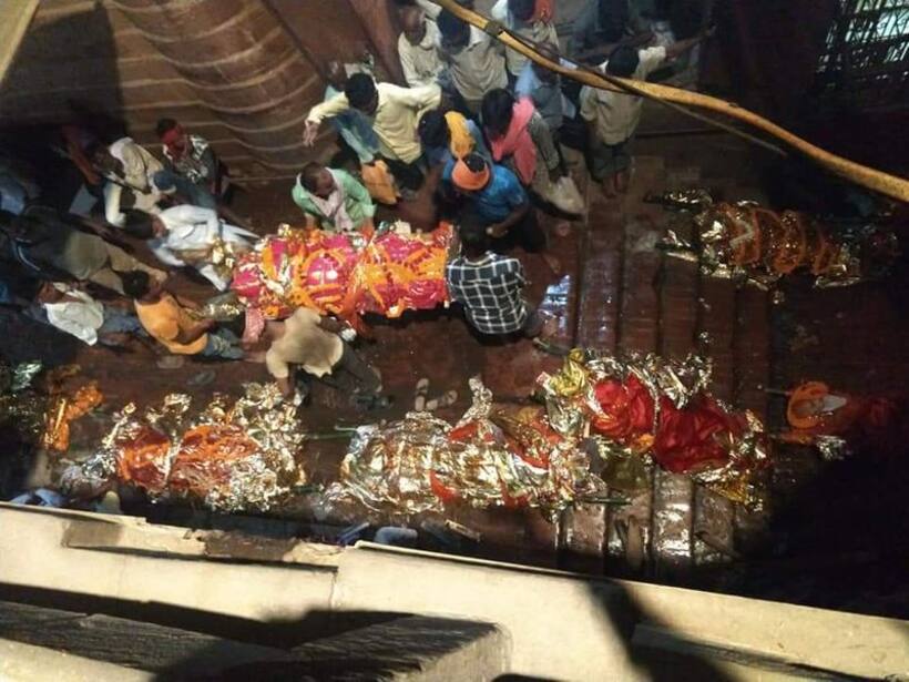 काशी के महाश्मशान में मुक्ति के लिए लगी लाइन