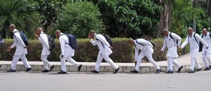मुलायम के गढ़ सैफई में रैगिंग का हास्यास्पद तरीका