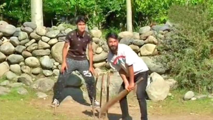 अलगाववादी जेल में पस्त तो कश्मीरी आवाम है क्रिकेट खेलने में है मस्त