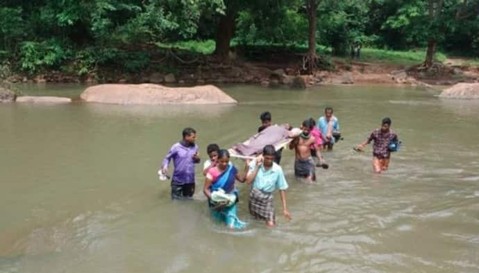 রাস্তা নেই, জলপথে ১২ কিলোমিটার রাস্তা পায়ে হেঁটে নিয়ে যাওয়া হল প্রসূতিকে