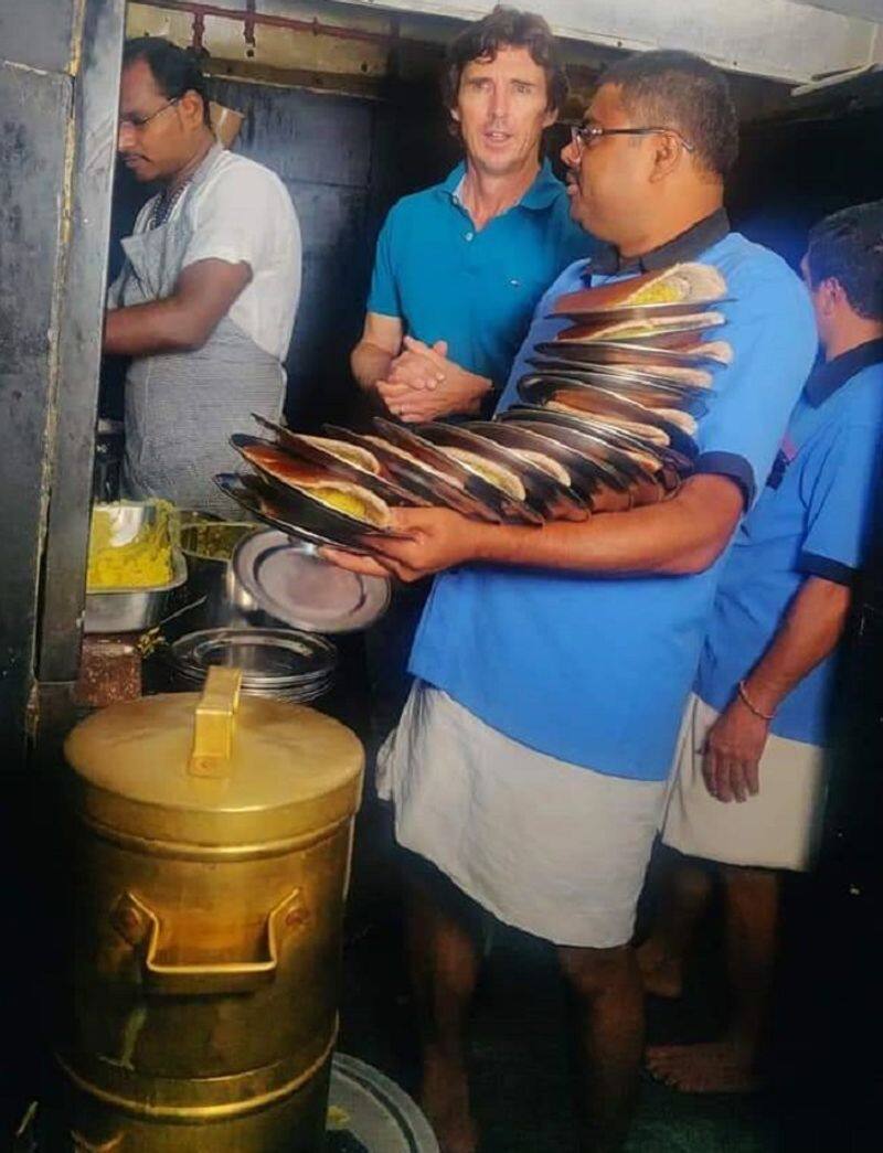 KPL 2019 Former Australian cricketer brad hogg eats dosa at Vidyarthi Bhavan bengaluru