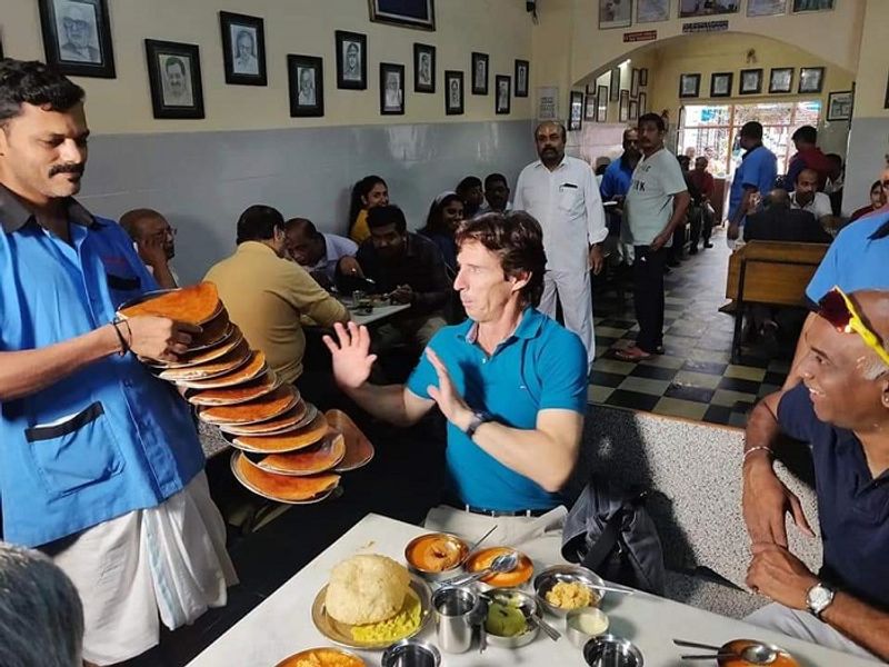 KPL 2019 Former Australian cricketer brad hogg eats dosa at Vidyarthi Bhavan bengaluru