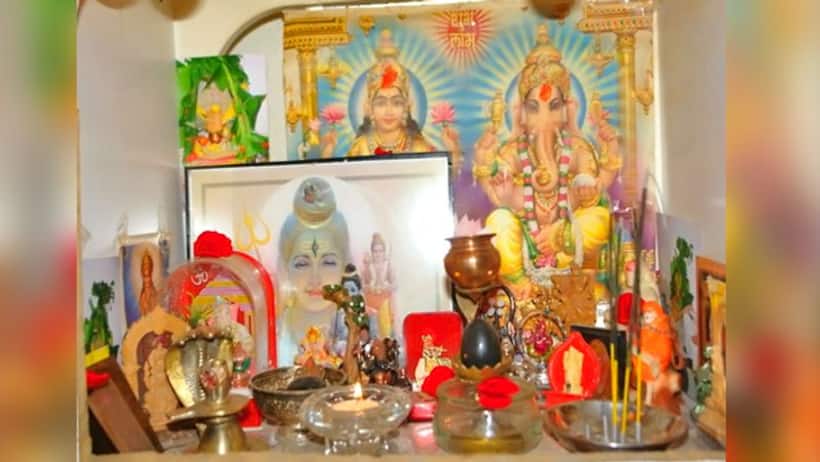 शकुन अपशकुन: मंदिर में रखी भगवान की तस्वीर अचानक गिर जाए तो क्या है इसका मतलब