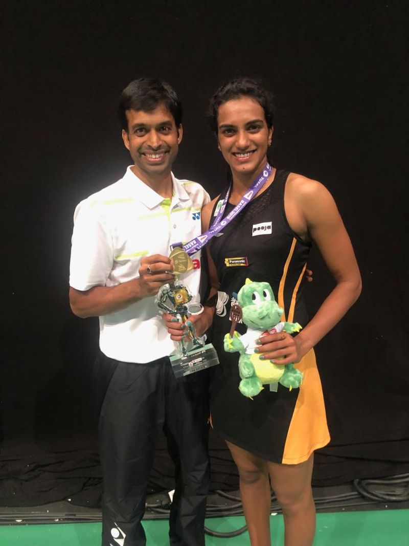 trs mlas ktr, harish rao congratulate  pv sindhu on historic world championships